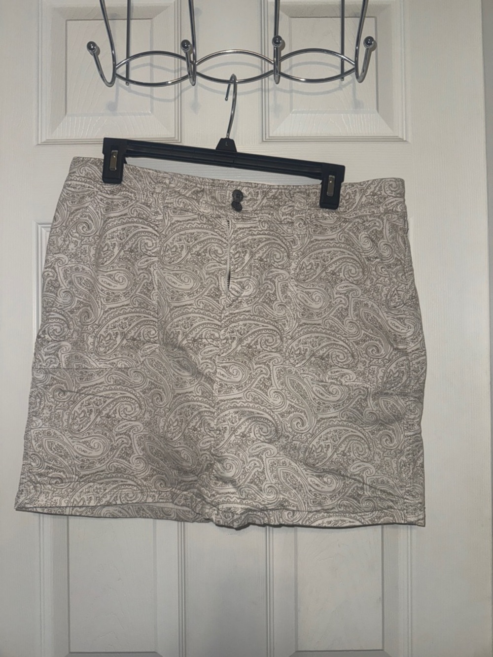 Lee Paisley Print Skort in Light Beige and White